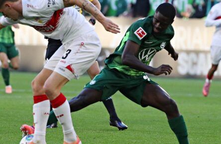 Der Comunio-Geheimtipp der Woche: Bringt ein Verteidiger-Talent Wolfsburg neue Stabilität? Geheimtipp Sael Kumbedi (VfL Wolfsburg) im Duell mit Stuttgarts Ramon Hendriks