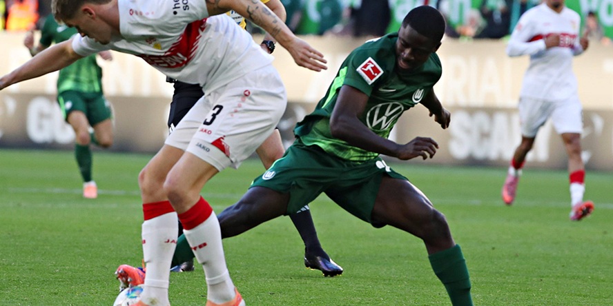 Geheimtipp Sael Kumbedi (VfL Wolfsburg) im Duell mit Stuttgarts Ramon Hendriks