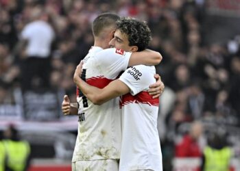 Jeff Chabot umarmt Ameen Al-Dakhil nach dem Sieg des VfB Stuttgart gegen den 1. FC Heidenheim.