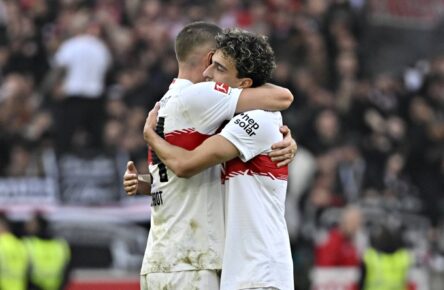 Jeff Chabot umarmt Ameen Al-Dakhil nach dem Sieg des VfB Stuttgart gegen den 1. FC Heidenheim.