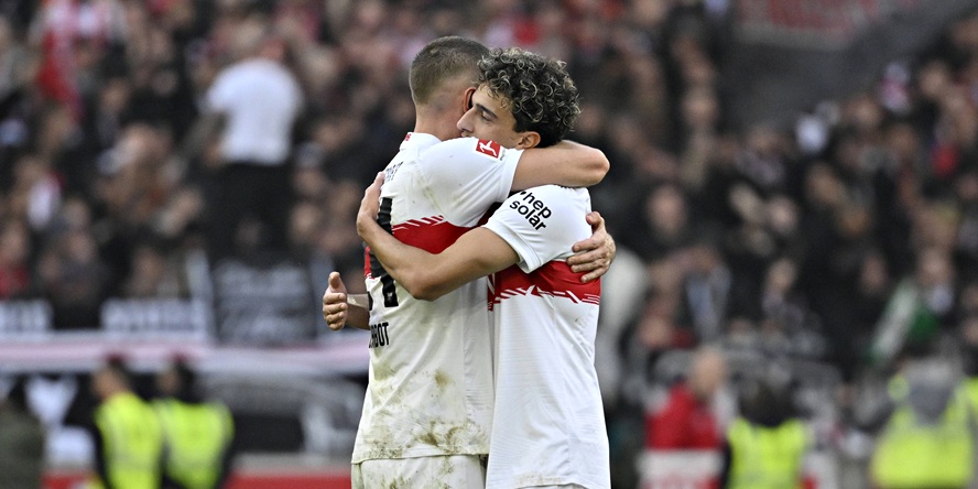 Jeff Chabot umarmt Ameen Al-Dakhil nach dem Sieg des VfB Stuttgart gegen den 1. FC Heidenheim.