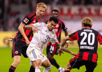 Eintracht Frankfurt: Hugo Larsson im Duell mit Bayern-Star Luis Diaz