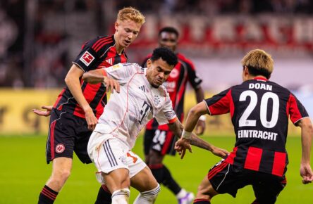 Eintracht Frankfurt: Hugo Larsson im Duell mit Bayern-Star Luis Diaz