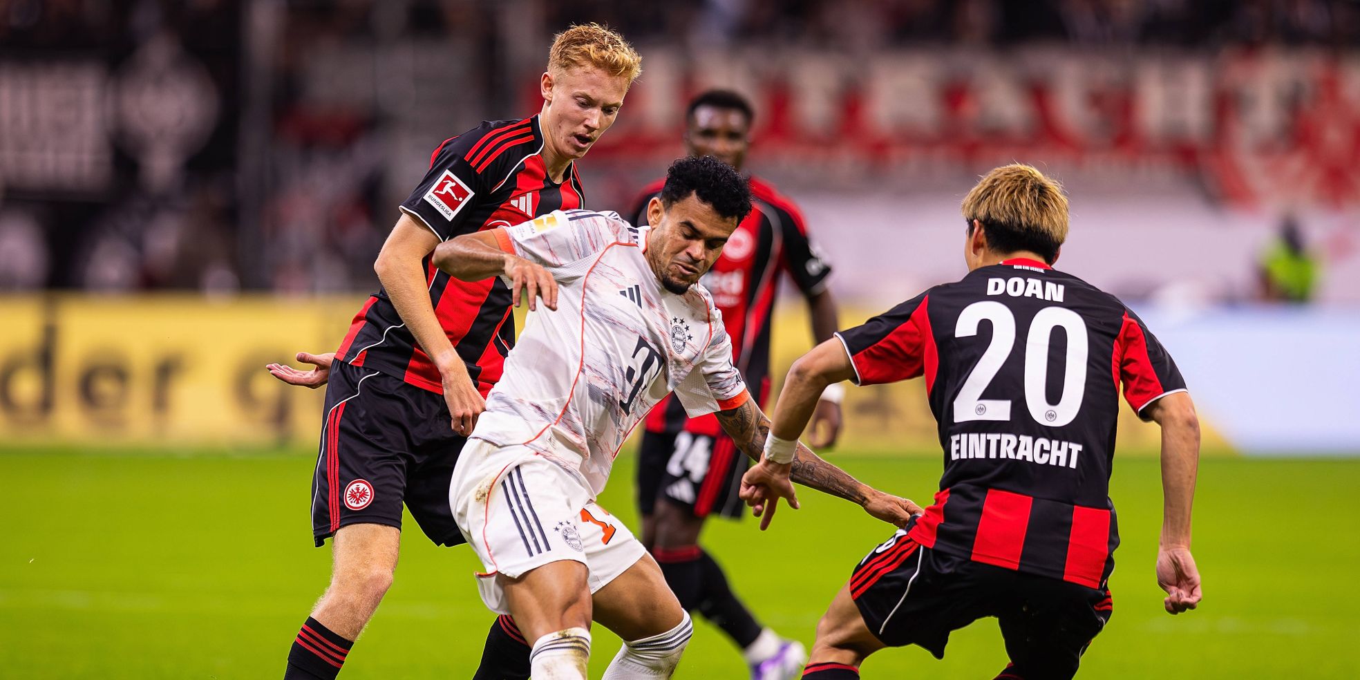 Eintracht Frankfurt: Hugo Larsson im Duell mit Bayern-Star Luis Diaz