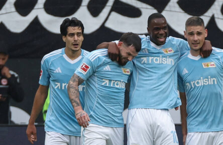 Kaufempfehlungen beim 1. FC Union Berlin: Ilyas Ansah jubelt mit Oliver Burke und Andrej Ilić