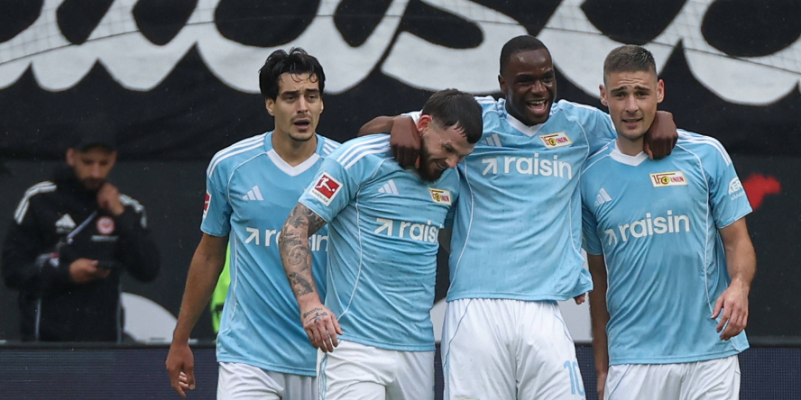 Kaufempfehlungen beim 1. FC Union Berlin: Ilyas Ansah jubelt mit Oliver Burke und Andrej Ilić