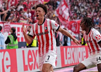 SC Freiburg: Derry Scherhant und Johan Manzambi jubeln