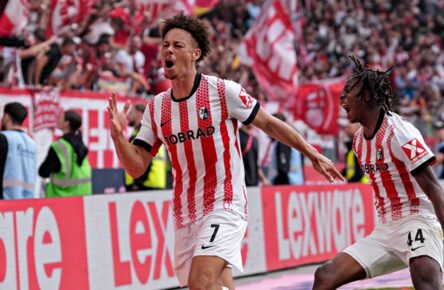 SC Freiburg: Derry Scherhant und Johan Manzambi jubeln