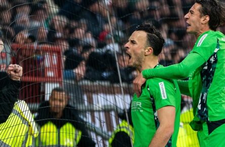 Tor zum 0:1 Haris Tabakovic Borussia Moenchengladbach, 15, jubelt/Jubel mit Florian Neuhaus Borussia Moenchengladbach, 10, GER, FC St. Pauli vs. Borussia Moenchengladbach, Fussball, Bundesliga, Spieltag 9, Saison 2025/2026, 01.11.2025 DFL REGULATIONS PROHIBIT ANY USE OF PHOTOGRAPHS AS IMAGE SEQUENCES AND/OR QUASI-VIDEO GER, FC St. Pauli vs. Borussia Moenchengladbach, Fussball, Bundesliga, Spieltag 9, Saison 2025/2026, 01.11.2025 Hamburg *** Goal for 0 1 Haris Tabakovic Borussia Moenchengladbach, 15 , cheers with Florian Neuhaus Borussia Moenchengladbach, 10 , GER, FC St Pauli vs Borussia Moenchengladbach, Football, Bundesliga, Matchday 9, Season 2025 2026, 01 11 2025 DFL REGULATES PROHIBIT ANY USE OF PHOTOGRAPHS AS IMAGE SEQUENCES AND OR QUASI VIDEO GER, FC St Pauli vs Borussia Moenchengladbach, Football, Bundesliga, Matchday 9, Season 2025 2026, 01 11 2025 Hamburg Copyright: xEibner-Pressefoto/MaxxVincenx EP_MVN