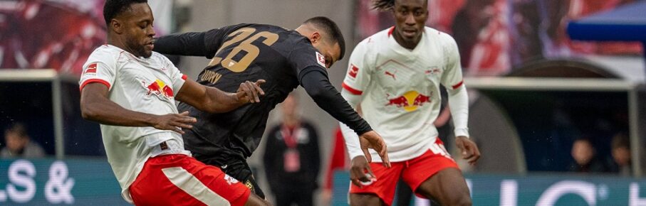 Deutschland, Fussball, 1. Bundesliga, 9. Spieltag, 2025/2026, RB Leipzig - VfB Stuttgart am 01.11. in Leipzig Red Bull Arena: Deniz Undav VfB Stuttgart 26 und Yan Diomande RB Leipzig 49 und Ridle Baku RB Leipzig 17 *** Germany, Soccer, 1 Bundesliga, Matchday 9, 2025 2026, RB Leipzig VfB Stuttgart on 01 11 in Leipzig Red Bull Arena Deniz Undav VfB Stuttgart 26 and Yan Diomande RB Leipzig 49 and Ridle Baku RB Leipzig 17 Copyright: xSvenxHeidmannx