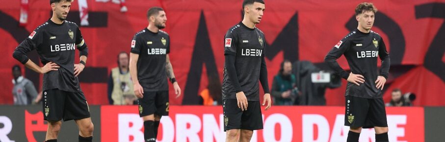 Leipzig ,, Fussball Bundesliga Saison 2025 / 2026 , RB Leipzig vs. VfB Stuttgart , von links: Atakan Karazor / Jeff Chabot / Bilal El Khannouss / Angelo Stiller  VfB  , Enttäuschung Gemäß den Vorgaben der DFL Deutschen Fußball Liga ist es untersagt, in dem Stadion und/oder vom Spiel angefertigte Fotoaufnahmen in Form von Sequenzbildern und/oder videoähnlichen Fotostrecken zu verwerten bzw. verwerten zu lassen. *** Leipzig ,, Football Bundesliga season 2025 2026 , RB Leipzig vs VfB Stuttgart , from left Atakan Karazor Jeff Chabot Bilal El Khannouss Angelo Stiller VfB , Disappointment According to the regulations of the DFL German Football League, it is prohibited to exploit or have exploited photographs taken in the stadium and or of the match in the form of sequential images and or video-like photo series