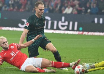 Amos Pieper und Mio Backhaus vom SV Werder Bremen