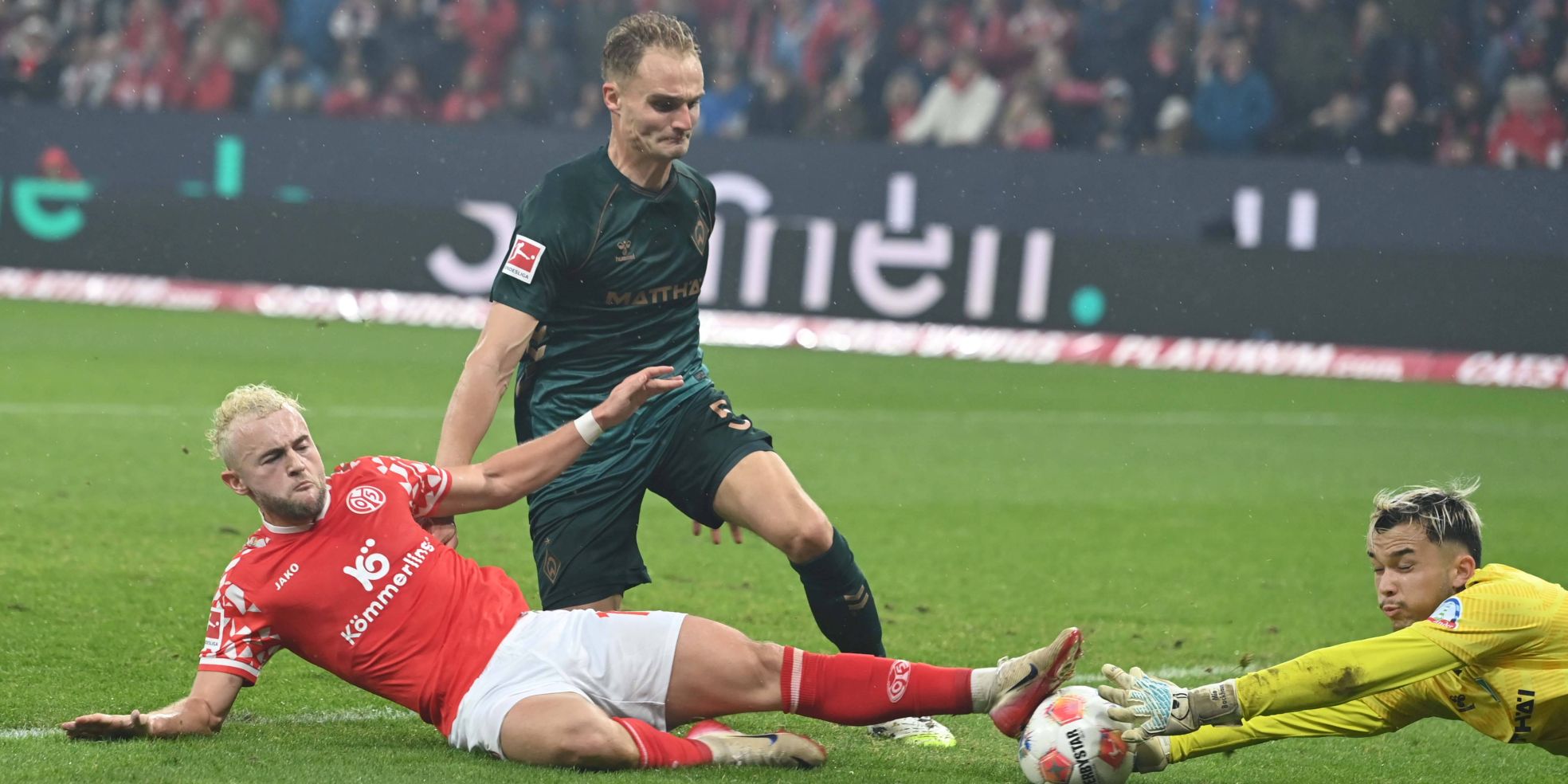 Amos Pieper und Mio Backhaus vom SV Werder Bremen