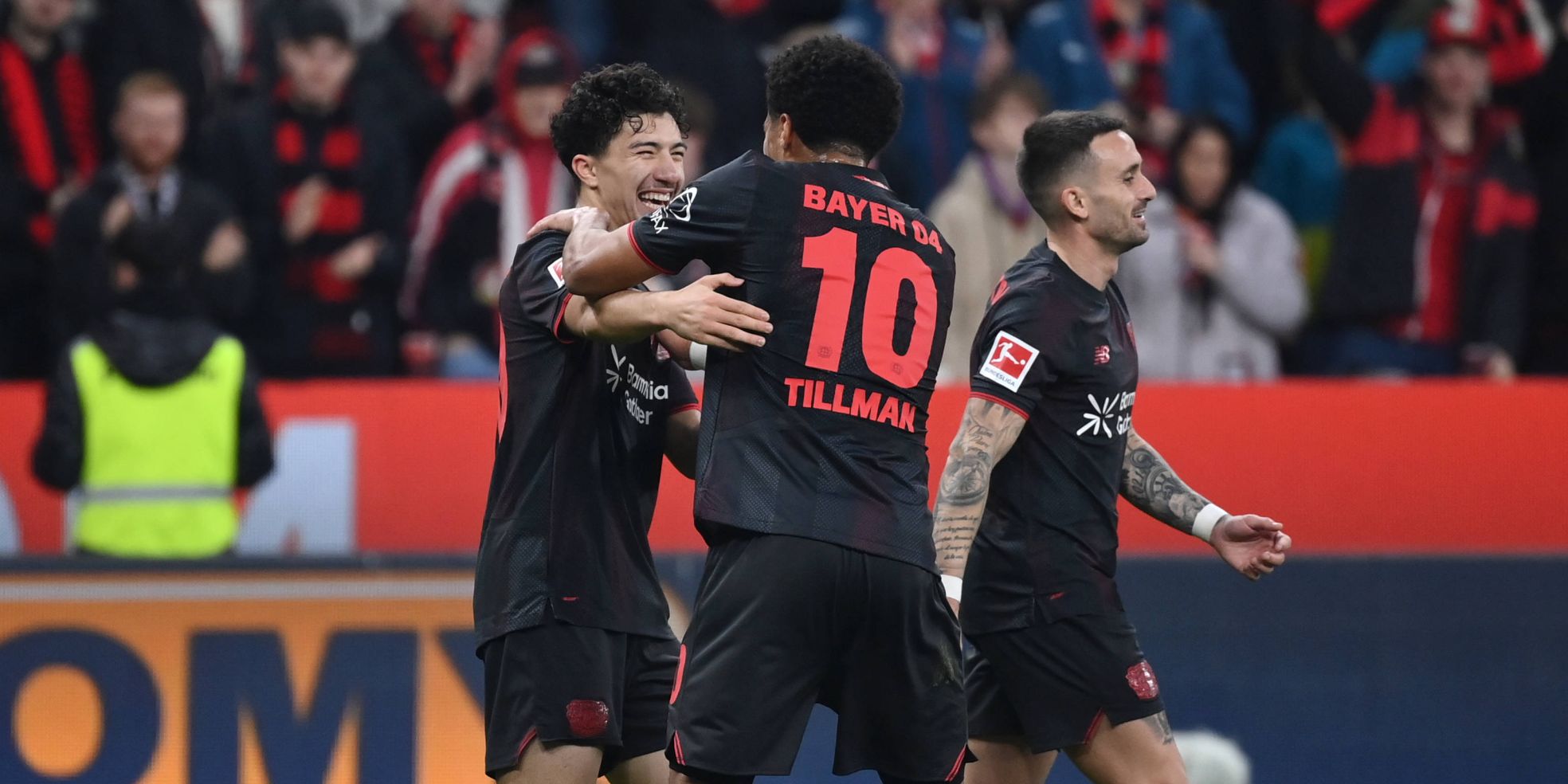 Ibrahim Maza, Malik Tillman und Aleix Garcia von Bayer Leverkusen