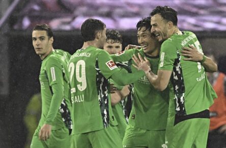 Borussia Mönchengladbach: Florian Neuhaus, Joe Scally, Shuto Machino und Haris Tabakovic jubeln