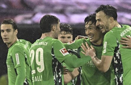 Borussia Mönchengladbach: Florian Neuhaus, Joe Scally, Shuto Machino und Haris Tabakovic jubeln