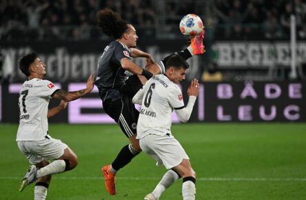 Eintracht Frankfurt gegen Gladbach: Arthur Theate im Duell mit Yannik Engelhardt