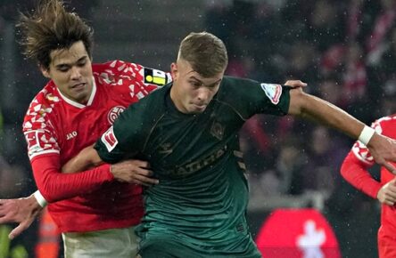 Sturmtank Keke Topp (SV Werder Bremen) im Duell mit Kaishu Sano (Main 05)