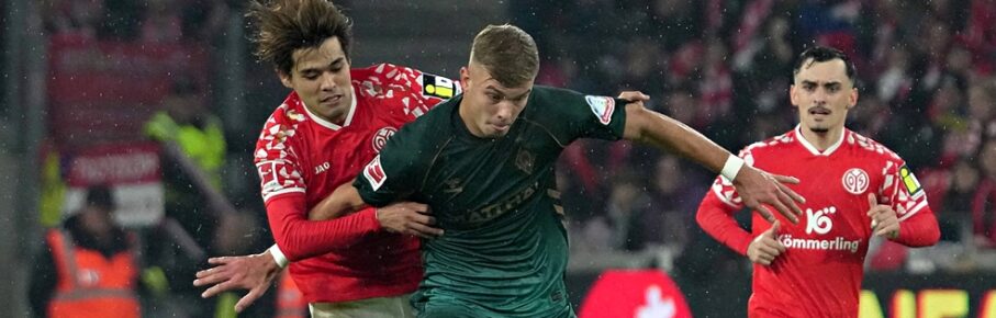 Sturmtank Keke Topp (SV Werder Bremen) im Duell mit Kaishu Sano (Main 05)