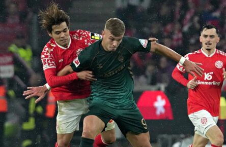 Sturmtank Keke Topp (SV Werder Bremen) im Duell mit Kaishu Sano (Main 05)