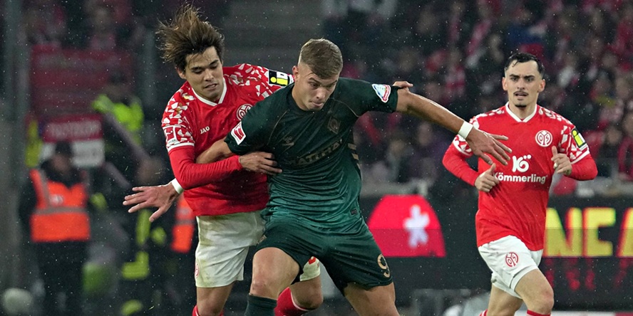 Sturmtank Keke Topp (SV Werder Bremen) im Duell mit Kaishu Sano (Main 05)