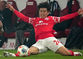 Geheimtipp Sota Kawasaki im Tackling gegen Hoffenheim