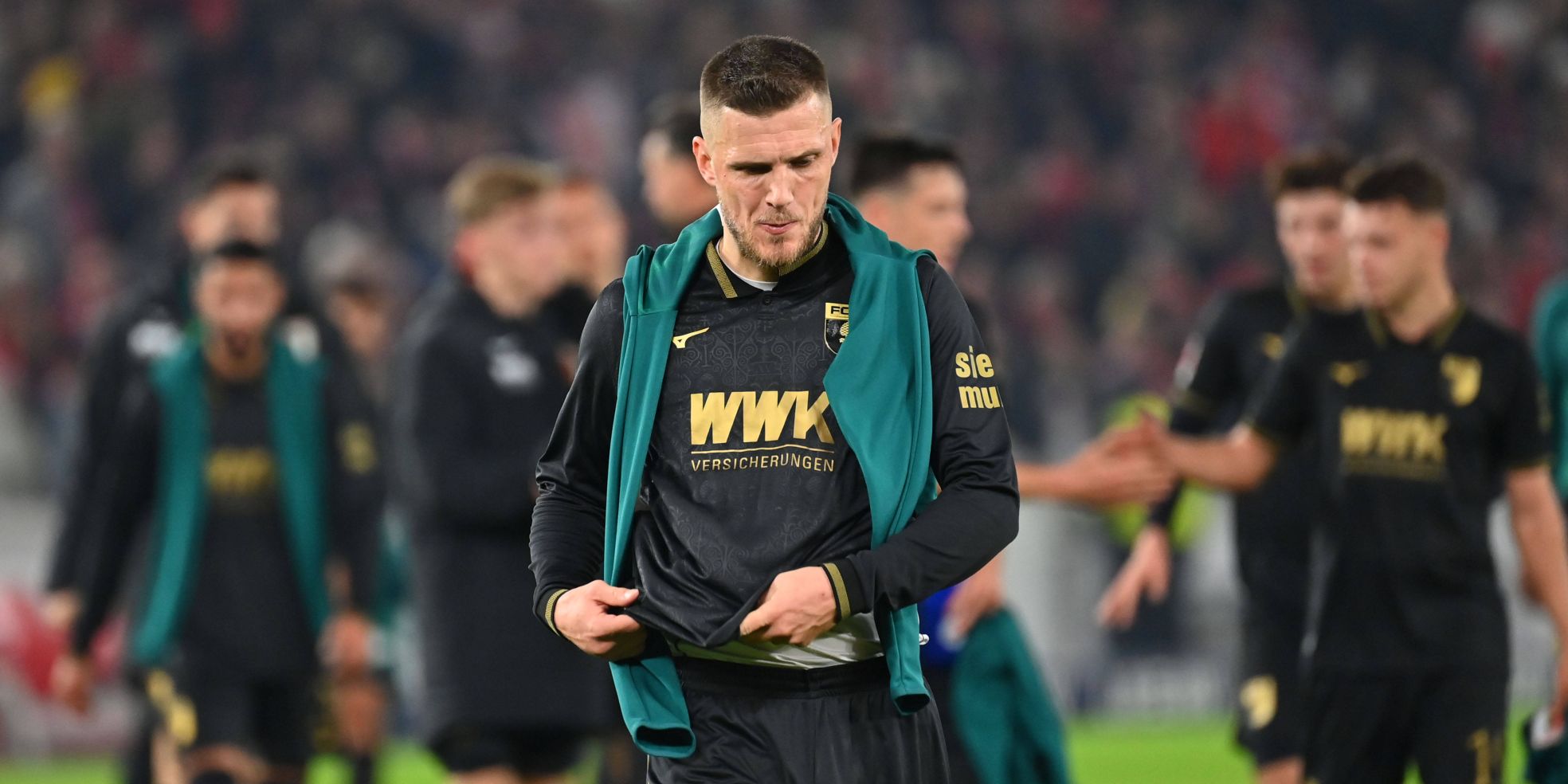 Jeffrey Gouweleeuw vom FC Augsburg
