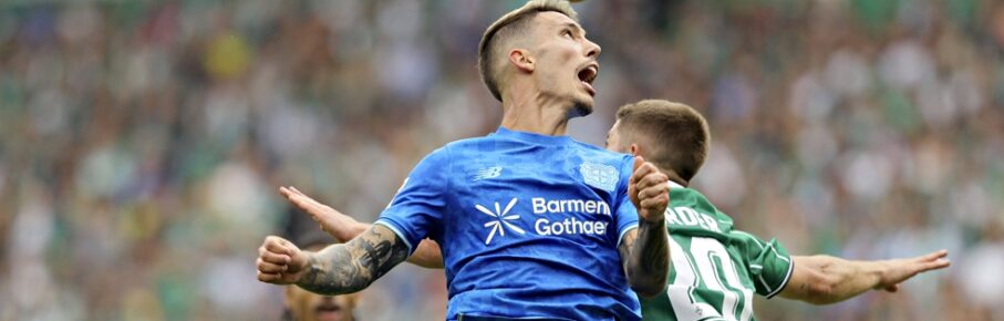 Bayer 04 Leverkusen: Alejandro Grimaldo im Duell mit Werder Bremen