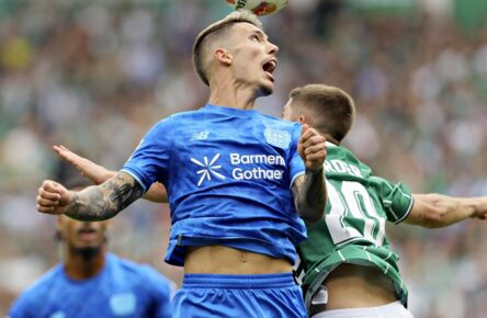 Bayer 04 Leverkusen: Alejandro Grimaldo im Duell mit Werder Bremen