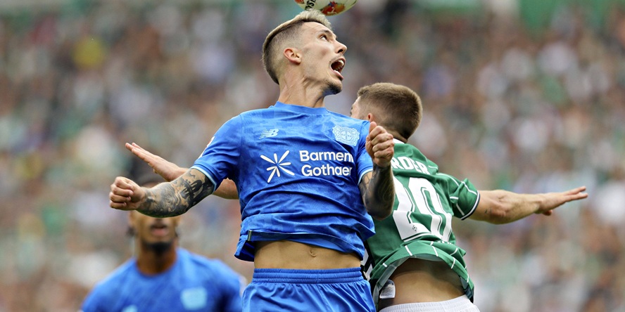 Bayer 04 Leverkusen: Alejandro Grimaldo im Duell mit Werder Bremen