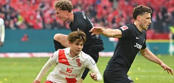 Mainz Mittelfeldspieler' Kaishu Sano im Duell mit Freiburgs Patrick Osterhage und Maximilian Eggestein