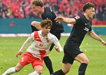 Mainz Mittelfeldspieler' Kaishu Sano im Duell mit Freiburgs Patrick Osterhage und Maximilian Eggestein