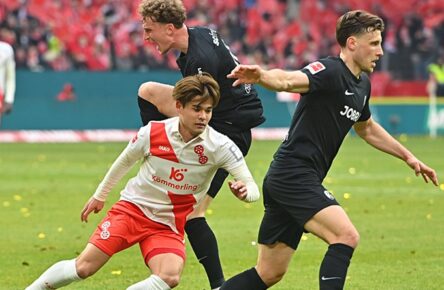 Mainz Mittelfeldspieler' Kaishu Sano im Duell mit Freiburgs Patrick Osterhage und Maximilian Eggestein