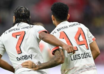 Serge Gnabry und Luis Diaz vom FC Bayern