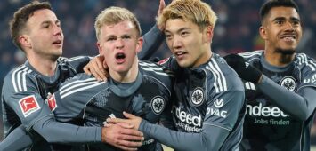 1. Bundesliga - 25/26 - 1. FC Köln - Eintracht Frankfurt am 22.11.2025 im RheinEnergieSTADION in Köln Jubel, Torjubel, Torschuetze, Torschütze Jonathan / Jonny Burkardt Frankfurt 9 jubelt nach seinem Tor zum 1 zu 3 mit der Mannschaft , hier mit Mario Götze / Goetze / Gotze Frankfurt 27 , Ansgar Knauff Frankfurt 7 und Ritsu Doan Frankfurt 20 *** 1 Bundesliga 25 26 1 FC Köln Eintracht Frankfurt on 22 11 2025 at RheinEnergieSTADION in Cologne Cheering, goal celebration, goal scorer, goal scorer Jonathan Jonny Burkardt Frankfurt 9 celebrates with the team after his goal for 1 to 3 , here with Mario Götze Goetze Gotze Frankfurt 27 , Ansgar Knauff Frankfurt 7 and Ritsu Doan Frankfurt 20 MH