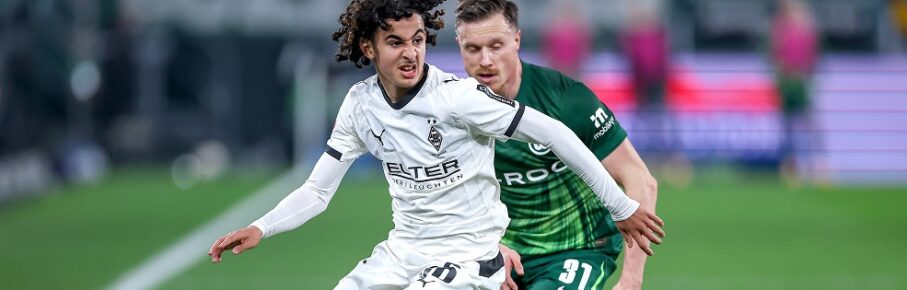 13.12.2025, Fußball, Borussia Mönchengladbach - VfL Wolfsburg, 1. Fußball Bundesliga, 14.Spieltag, Borussia-Park, Saison 2025 2026: Wael Mohya Borussia Mönchengladbach 36 im Zweikampf gegen Yannick Gerhardt VfL Wolfsburg 31 DFB regulations prohibit any use of photographs as image sequences and or quasi-video. Nordrhein-Westfalen Deutschland *** 13 12 2025, Soccer, Borussia Mönchengladbach VfL Wolfsburg, 1 Soccer Bundesliga, Matchday 14, Borussia Park, Season 2025 2026 Wael Mohya Borussia Mönchengladbach 36 in duel against Yannick Gerhardt VfL Wolfsburg 31 DFB regulations prohibit any use of photographs as image sequences and or quasi video Nordrhein Westfalen Germany