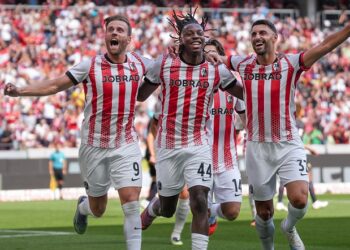 Mit dem SC Freiburg erfolgreich: Johan Manzambi (Mitte)