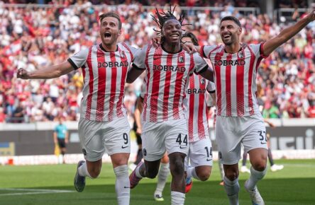 Mit dem SC Freiburg erfolgreich: Johan Manzambi (Mitte)