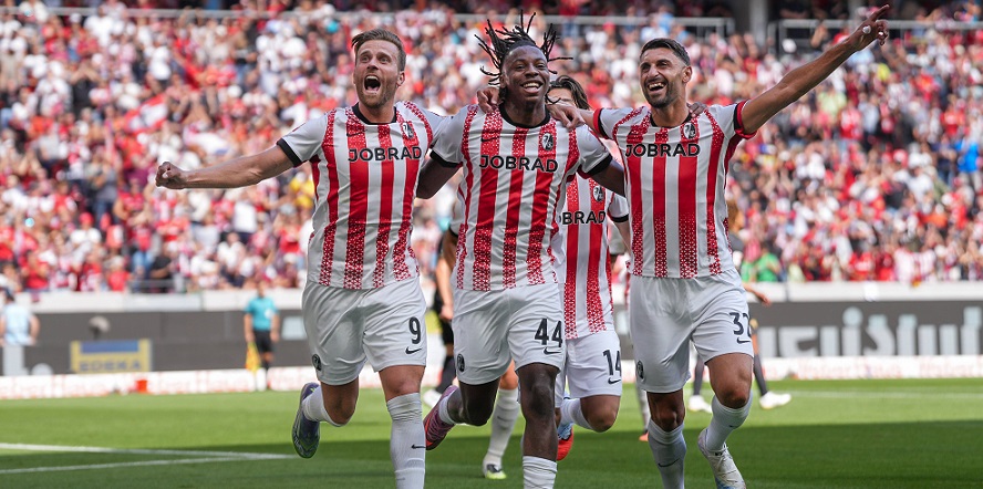 Mit dem SC Freiburg erfolgreich: Johan Manzambi (Mitte)