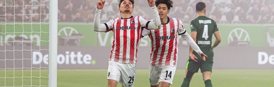 Fußball, Herren, Saison 2025/2026, 1. Bundesliga 15. Spieltag, VfL Wolfsburg - SC Freiburg, v. l. Philipp Treu Freiburg, Yuito Suzuki Freiburg, Jubel nach Tor zum 0:1, 20.12.2025, *** Soccer, Men, Season 2025 2026, 1 Bundesliga 15 Matchday , VfL Wolfsburg SC Freiburg, f l Philipp Treu Freiburg , Yuito Suzuki Freiburg , Cheering after goal to 0 1, 20 12 2025, Copyright: xSebastianxRäppold/MatthiasxKochx