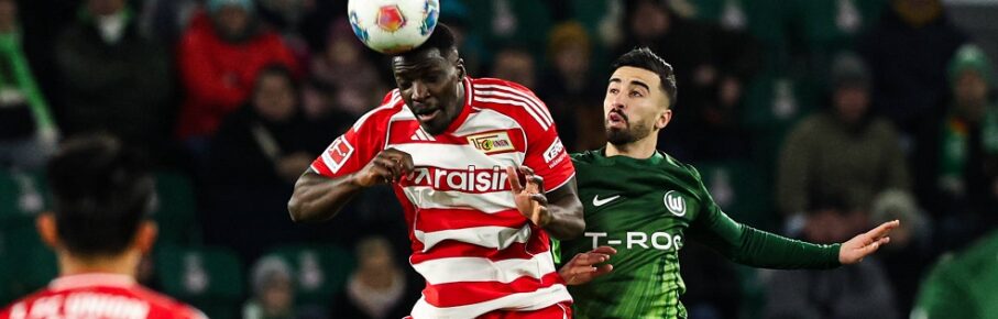 Stanley Nsoki 1. FC Union Berlin,34 gegen Mohamed Amoura VfL Wolfsburg,9 - 1. Fussball Bundesliga Saison 2025-2026 Punktspiel VfL Wolfsburg vs. 1. FC Union Berlin in der Volkswagen Arena in Wolfsburg - Aktion,Fussball,Deutschland,Mann,Männer,06.12.2025 *** Stanley Nsoki 1 FC Union Berlin,34 vs Mohamed Amoura VfL Wolfsburg,9 1 Soccer Bundesliga Season 2025 2026 Point Match VfL Wolfsburg vs 1 FC Union Berlin at the Volkswagen Arena in Wolfsburg Action,Soccer,Germany,Man,Men,06 12 2025