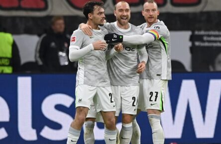 Christian Eriksen (Mitte) kommt beim VfL Wolfsburg langsam in Fahrt