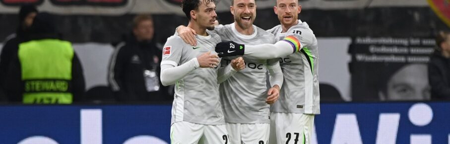 Aaron ZEHNTER WOB jubelt nach seinem Tor zum 0-1, Jubel, jubeln, Freude, cheers, mit Christian ERIKSEN WOB und Maximilian ARNOLD WOB Fussball 1. Bundesliga Saison 2025/2026, 12.Spieltag, Spieltag12, matchday12, Eintracht Frankfurt F - VfL Wolfsburg WOB 1-1 am 30.11.2025 Deutsche Bank Park Frankfurt. DFL regulations prohibit any use of photographs as image sequences and/or quasi-video Â *** Aaron ZEHNTER WOB cheers after his goal to 0 1, cheers, jubilation, joy, cheers, with Christian ERIKSEN WOB and Maximilian ARNOLD WOB Football 1 Bundesliga Season 2025 2026, 12 Matchday, Matchday12, matchday12, Eintracht Frankfurt F VfL Wolfsburg WOB 1 1 on 30 11 2025 Deutsche Bank Park Frankfurt DFL regulations prohibit any use of photographs as image sequences and or quasi video Â
