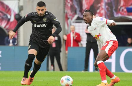 Deniz Undav vom VfB Stuttgart und Yan Diomande von RB Leipzig