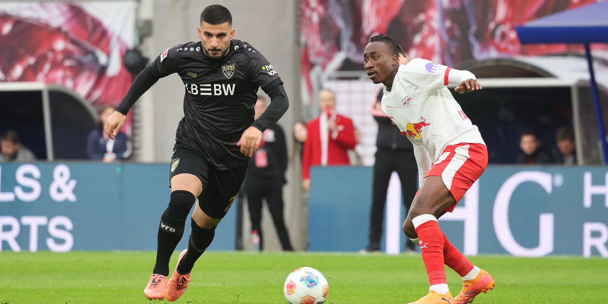 Deniz Undav vom VfB Stuttgart und Yan Diomande von RB Leipzig