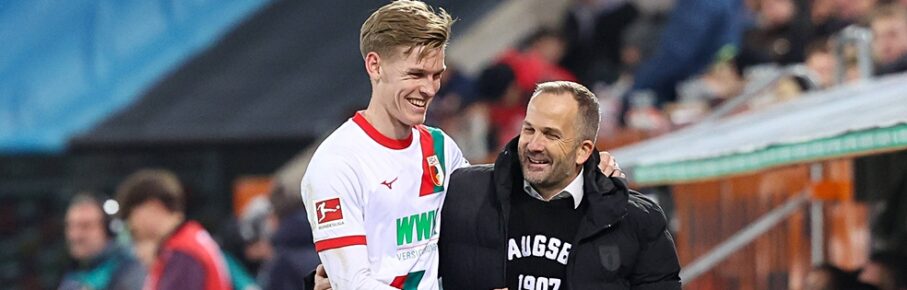 Augsburgs Hoffnungsträger Anton Kade mit dem neuen Trainer Manuel Baum.