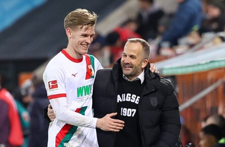 Augsburgs Hoffnungsträger Anton Kade mit dem neuen Trainer Manuel Baum.