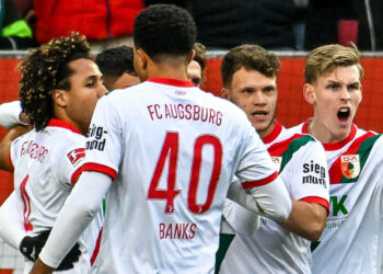 Anton Kade und der FC Augsburg jubeln.
