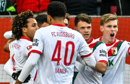 Anton Kade und der FC Augsburg jubeln.