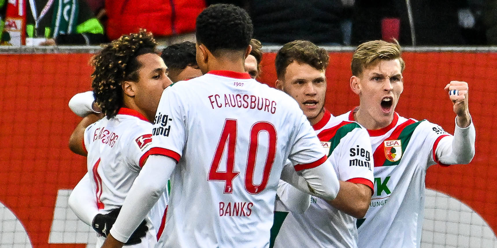 Anton Kade und der FC Augsburg jubeln.